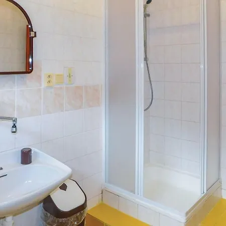 بيت للعطل Six Bedroom Holiday In Mlynky