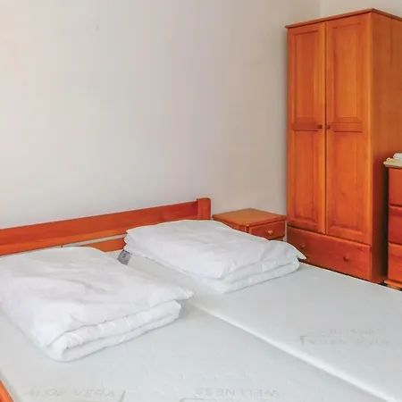 Six Bedroom Holiday In Mlynky بيت للعطل *