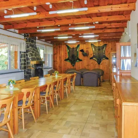 بيت للعطل Six Bedroom Holiday In Mlynky