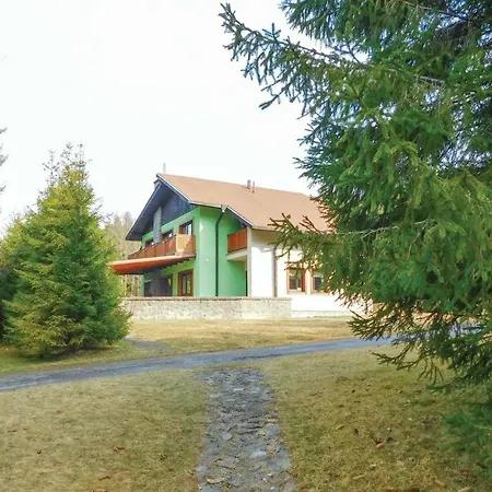 Six Bedroom Holiday In Mlynky *