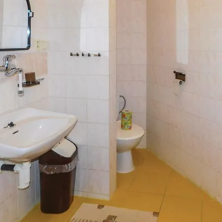 بيت للعطل Six Bedroom Holiday In Mlynky Bana Lucia